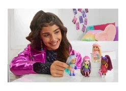 Barbie Barbie Extra Mini Minis, Bambola Con Capelli Bordeaux E Occhiali Da Sole, Abito Rosso Con Volant, Vestiti E Accessori, Giocattolo Per Bambini, 3+ Anni, Hln47