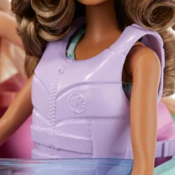 Barbie® Set Con 2 Bambole Con Abiti E Accessori, Veicolo Fuoristrada, Barca Galleggiante E 2 Giubbotti Di Salvataggio