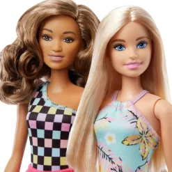 Barbie® Set Con 2 Bambole Con Abiti E Accessori, Veicolo Fuoristrada, Barca Galleggiante E 2 Giubbotti Di Salvataggio