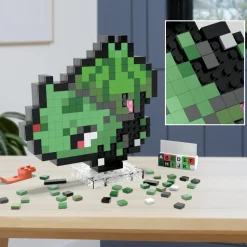 Mega Pokemon Showcase Bulbasaur, Set In Stile Retro Pixelato Da Costruire Con 374 Pezzi, Con Base Piana Per Esporlo E Incisione Sul Retro Per Appenderlo
