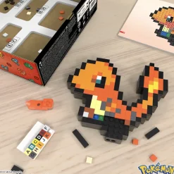 Mega Pokemon Showcase Charmander, Set In Stile Retro Pixelato Da Costruire Con 349 Pezzi, Con Base Piana Per Esporlo E Incisione Sul Retro Per Appenderlo