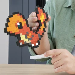 Mega Pokemon Showcase Charmander, Set In Stile Retro Pixelato Da Costruire Con 349 Pezzi, Con Base Piana Per Esporlo E Incisione Sul Retro Per Appenderlo
