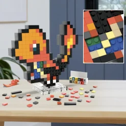 Mega Pokemon Showcase Charmander, Set In Stile Retro Pixelato Da Costruire Con 349 Pezzi, Con Base Piana Per Esporlo E Incisione Sul Retro Per Appenderlo