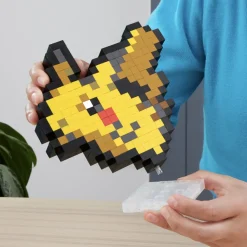 Mega Pokemon Showcase Pikachu, Set In Stile Retro Pixelato Da Costruire Con 400 Pezzi, Con Base Piana Per Esporlo E Incisione Sul Retro Per Appenderlo