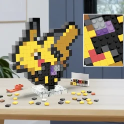 Mega Pokemon Showcase Pikachu, Set In Stile Retro Pixelato Da Costruire Con 400 Pezzi, Con Base Piana Per Esporlo E Incisione Sul Retro Per Appenderlo