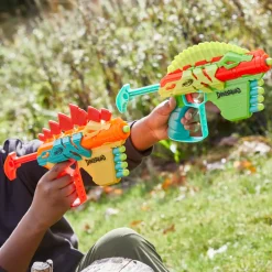 Nerf, Dinosquad Stego-Duo, 2 Blaster, 10 Dardi Nerf Elite 2.0, 2 Design A Forma Di Stegosauro, Blaster Nerf In Gommapiuma Per Giochi All'Aperto Di Bambini E Bambine